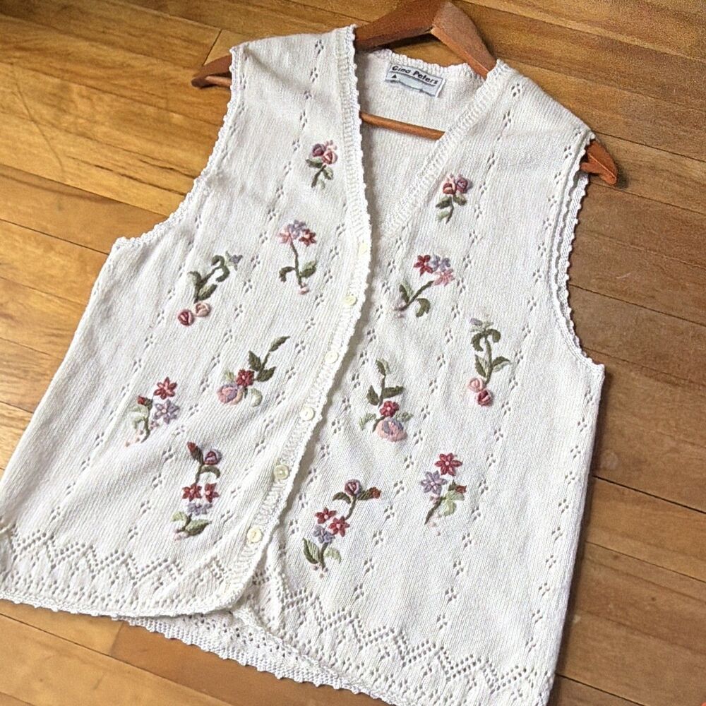 Gina Peters Women’s M White Knit Sweater Vest V-Neck Sleeveless Floral Buttons
